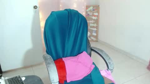 Snapshot of victoria_miler chatting on December 6, 2024, 12:23 am VICKY online show from December 6, 2024, 12:23 am