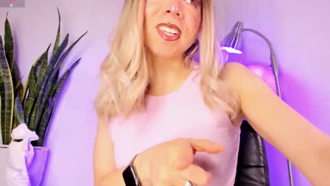 D A N I online show from October 27, 2025, 4:22 pm