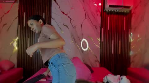 Victoria  online show from November 3, 2025, 8:54 pm