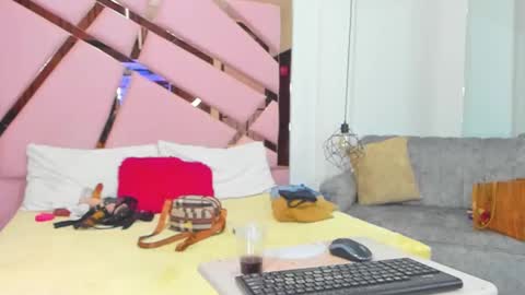 Snapshot of vikitomson chatting on February 12, 2025, 12:33 pm vikiTomson online show from February 12, 2025, 12:33 pm