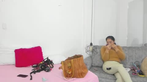 Snapshot of vikitomson chatting on February 20, 2025, 12:36 pm vikiTomson online show from February 20, 2025, 12:36 pm