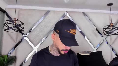 ---Vinzen--- online show from November 6, 2025, 5:19 am