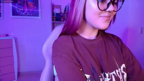 Snapshot of violeet_smile chatting on March 10, 2025, 3:45 am violet online show from March 10, 2025, 3:45 am