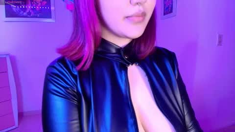 Snapshot of violeet_smile chatting on October 21, 2025, 12:50 pm violet online show from October 21, 2025, 12:50 pm