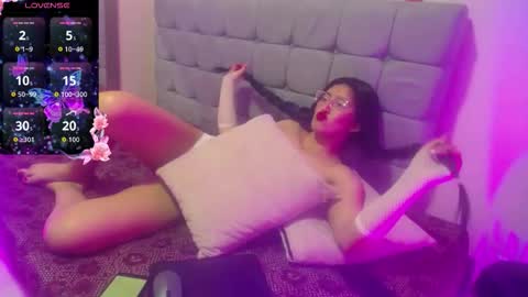 Violet  online show from November 28, 2025, 1:03 pm