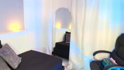 Violet  online show from October 27, 2025, 10:41 am