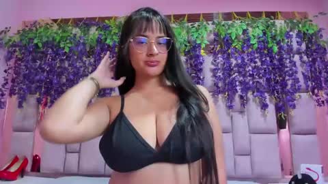 Snapshot of violeta_hard chatting on January 15, 2025, 3:00 am Valentina Hard online show from January 15, 2025, 3:00 am