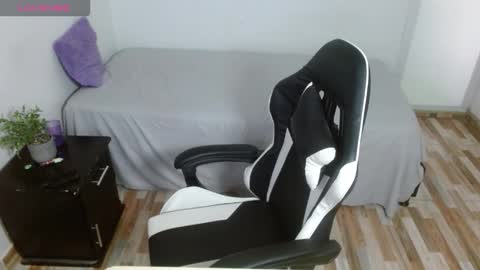 Snapshot of violeta_u chatting on December 15, 2025, 3:27 pm violeta online show from December 15, 2025, 3:27 pm