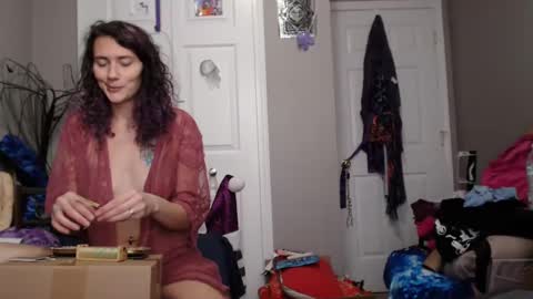 Snapshot of violethooper chatting on December 10, 2024, 3:22 pm Violet Hooper online show from December 10, 2024, 3:22 pm