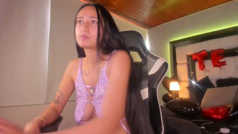 Snapshot of violetskinny chatting on February 17, 2025, 9:41 pm violetskinny online show from February 17, 2025, 9:41 pm