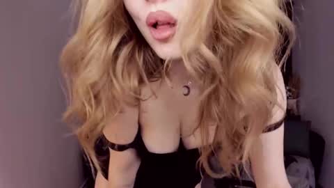 Snapshot of violettaotis chatting on January 6, 2025, 2:36 pm ViolettaOtis online show from January 6, 2025, 2:36 pm