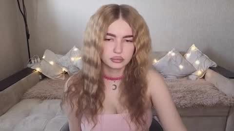 Snapshot of violettaotis chatting on September 13, 2025, 12:05 pm ViolettaOtis online show from September 13, 2025, 12:05 pm