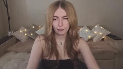 Snapshot of violettaotis chatting on October 8, 2025, 12:14 pm ViolettaOtis online show from October 8, 2025, 12:14 pm