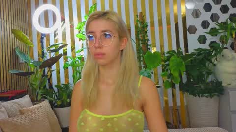 Violetta online show from October 20, 2025, 8:31 pm