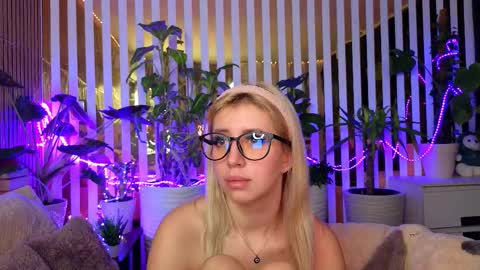 Violetta online show from November 30, 2025, 11:09 pm