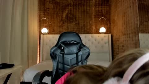 VittaaaPlease help me with your thumbs up its important  online show from January 10, 2025, 1:09 pm