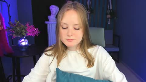 Vivien online show from December 18, 2024, 1:23 pm