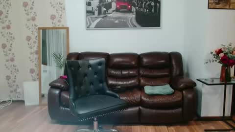 vivienne online show from February 19, 2025, 7:27 pm