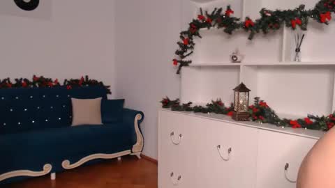 Snapshot of vivienneclement chatting on December 4, 2024, 9:46 pm Vivienne online show from December 4, 2024, 9:46 pm