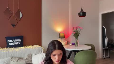 Mia online show from March 5, 2025, 11:38 am