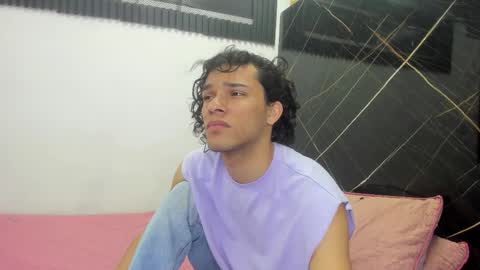 Snapshot of wallis_ chatting on December 4, 2025, 7:44 pm wallis_ online show from December 4, 2025, 7:44 pm