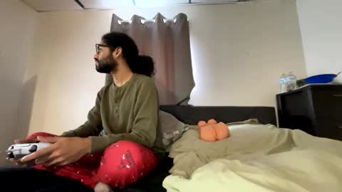 Snapshot of webthrow chatting on December 14, 2025, 7:07 pm ShootingWebs online show from December 14, 2025, 7:07 pm