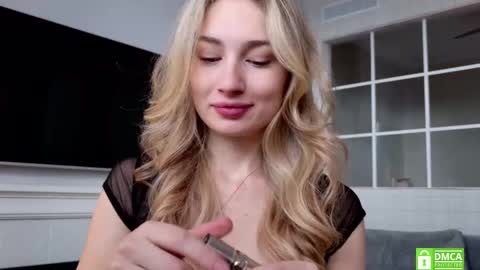 Snapshot of wellicaren chatting on November 26, 2025, 7:42 am CAREN online show from November 26, 2025, 7:42 am