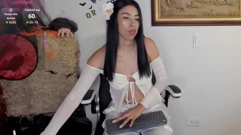 Wendy Marshall  online show from November 4, 2025, 7:24 pm