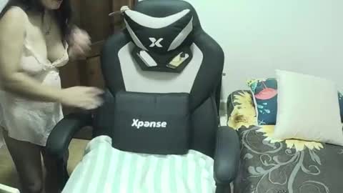 Snapshot of wetlynpussy4u chatting on September 15, 2025, 4:51 pm Lyns online show from September 15, 2025, 4:51 pm