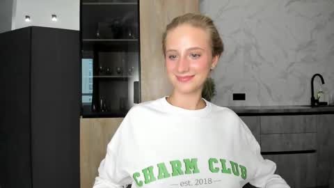 Snapshot of whi_te0 chatting on October 27, 2025, 8:40 am Alexa online show from October 27, 2025, 8:40 am