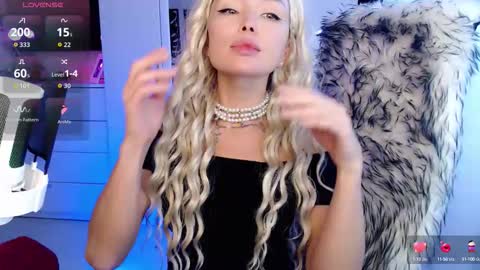 Snapshot of whitelabunny chatting on October 16, 2025, 9:43 am WhiteLaBunny online show from October 16, 2025, 9:43 am