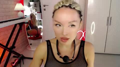 Snapshot of whitelabunny chatting on November 6, 2025, 2:18 pm WhiteLaBunny online show from November 6, 2025, 2:18 pm