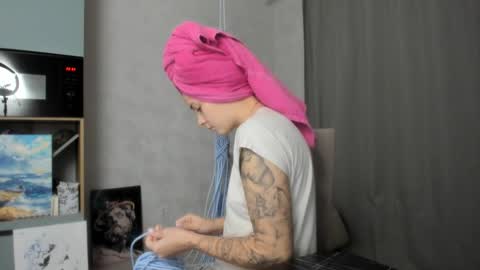 Snapshot of why_again_me chatting on December 5, 2025, 7:32 pm Veronica online show from December 5, 2025, 7:32 pm