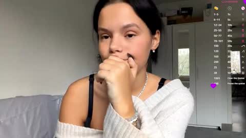 Snapshot of wildahankin chatting on December 5, 2025, 8:01 am Mia online show from December 5, 2025, 8:01 am