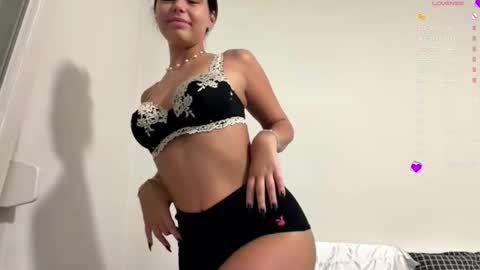 Snapshot of wildahankin chatting on December 15, 2025, 4:11 pm Mia online show from December 15, 2025, 4:11 pm