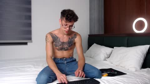 Snapshot of william_henry_a chatting on January 26, 2025, 12:11 pm William online show from January 26, 2025, 12:11 pm