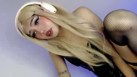 Snapshot of willing_and_wet chatting on November 28, 2025, 3:47 pm LE XI online show from November 28, 2025, 3:47 pm