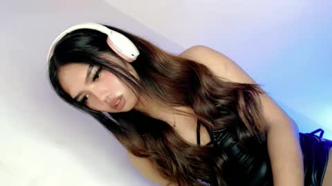 Snapshot of willing_and_wet chatting on December 1, 2025, 5:01 am LE XI online show from December 1, 2025, 5:01 am