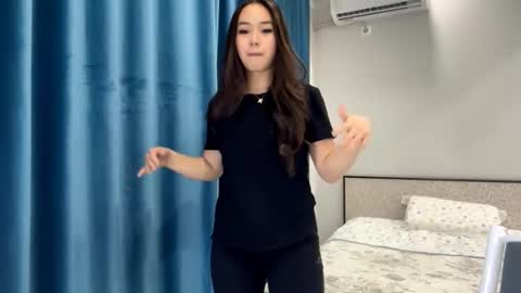 Snapshot of winterluchini chatting on November 12, 2025, 2:39 pm Amina online show from November 12, 2025, 2:39 pm