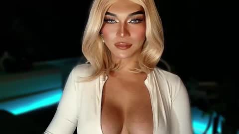 Julia online show from October 12, 2025, 7:46 pm