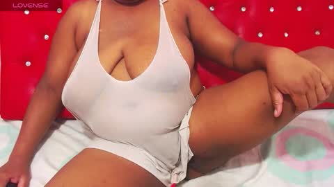 Snapshot of wonderfuldiana chatting on November 18, 2025, 12:20 pm online show from November 18, 2025, 12:20 pm