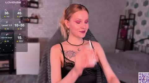 Snapshot of worldofllove chatting on October 31, 2025, 9:32 am Arnika and Simon online show from October 31, 2025, 9:32 am