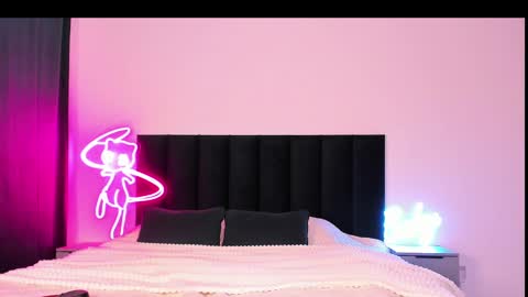 Snapshot of wowlovie666 chatting on February 18, 2025, 8:16 am Emi online show from February 18, 2025, 8:16 am