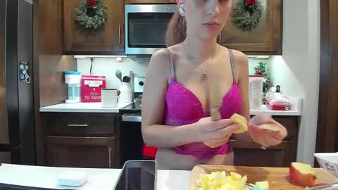 Snapshot of x_buttercup_x chatting on December 4, 2025, 4:44 am x_buttercup_x online show from December 4, 2025, 4:44 am