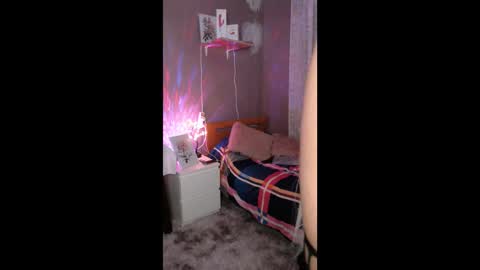 Snapshot of xararouxxx chatting on October 5, 2025, 7:34 pm       S A R A      100K followers online show from October 5, 2025, 7:34 pm