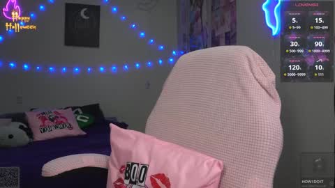 Snapshot of xclusivesecrets chatting on October 23, 2025, 5:33 pm spoil me here online show from October 23, 2025, 5:33 pm