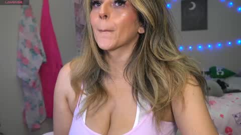 Snapshot of xclusivesecrets chatting on November 29, 2025, 11:02 am spoil me here online show from November 29, 2025, 11:02 am