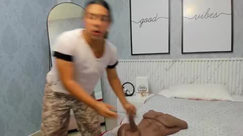 Yoy  online show from September 11, 2025, 10:04 am