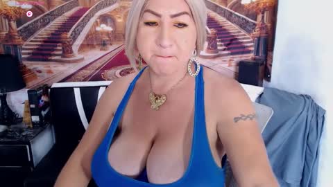 Snapshot of xiomystone chatting on September 17, 2025, 2:52 pm XIOMY give LIKE on my page online show from September 17, 2025, 2:52 pm