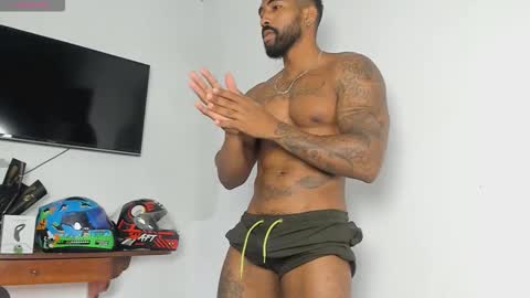 Snapshot of xtipp3r chatting on November 28, 2025, 1:36 pm Stipp3r online show from November 28, 2025, 1:36 pm